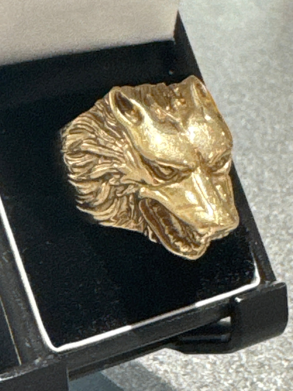 9ct gold wolf ring size v